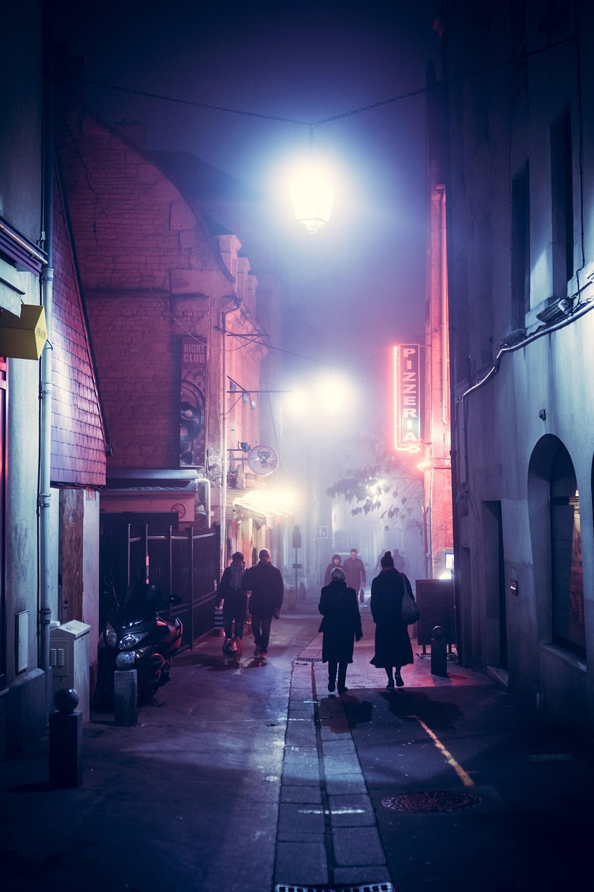 Eine urbane Pizzeria in der Nacht 