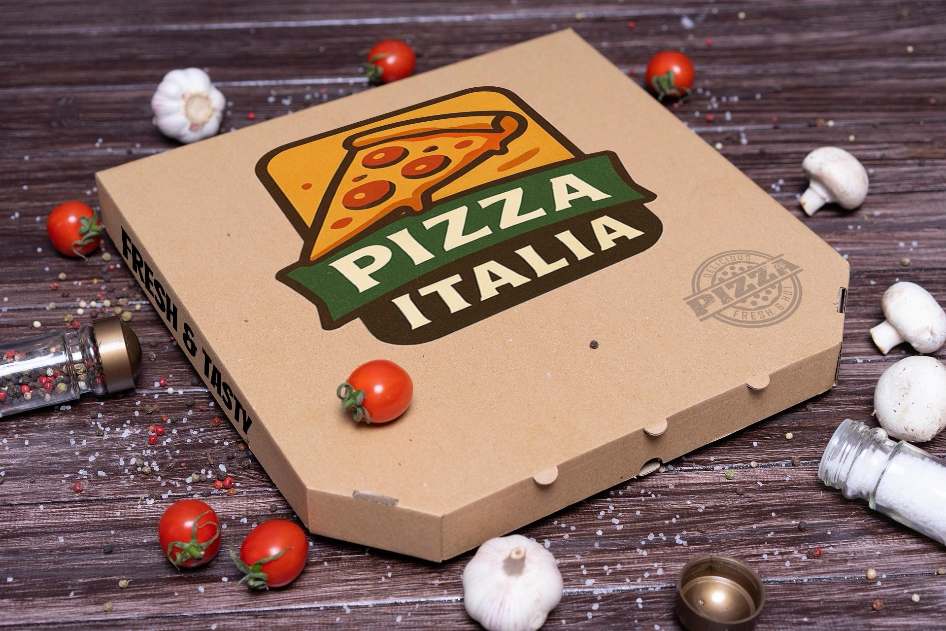 Bedruckter Pizzakarton mit „Pizza Italia“-Logo auf Holztisch, umgeben von Tomaten, Knoblauch, Champignons und Gewürzen – individuelle Pizza-Verpackung für Pizzeria und Lieferservice.