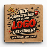 Frontansicht eines braunen Pizzakartons mit individuellem Logo-Druck, moderne Verpackung für Gastronomie und Take-away, bedruckbar in 1–4 Farben, erhältlich in verschiedenen Größen von 26x26x4 bis 36x36x4 cm palettenweise günstig im Online Großhandel bei Pizzabox24