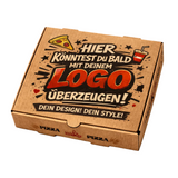 Bild eines liegenden braunen Pizzakartons mit individuellem Logo-Druck, moderne Verpackung für Gastronomie und Take-away, bedruckbar in 1–4 Farben, erhältlich in verschiedenen Größen von 26x26x4 bis 36x36x4 cm palettenweise günstig im Online Großhandel bei Pizzabox24