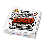 Bild eines liegenden weißen Pizzakartons mit individuellem Logo-Druck, moderne Verpackung für Gastronomie und Take-away, bedruckbar in 1–4 Farben, erhältlich in verschiedenen Größen von 26x26x4 bis 36x36x4 cm palettenweise günstig im Online Großhandel bei Pizzabox24